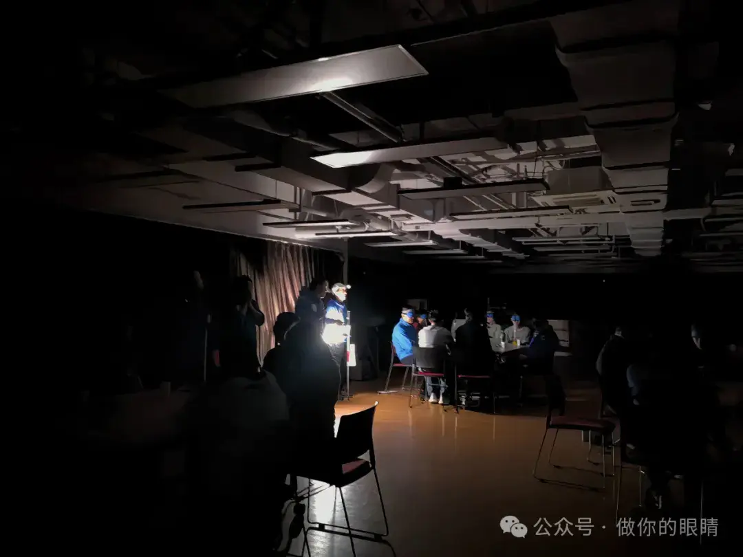 在全黑暗的环境中,参与者沉浸体验无障碍沟通与协作 In complete darkness, participants immersed themselves in experiences of accessible communication and collaboration 在全黑暗的环境中,参与者沉浸体验无障碍沟通与协作 In complete darkness, participants immersed themselves in experiences of accessible communication and collaboration